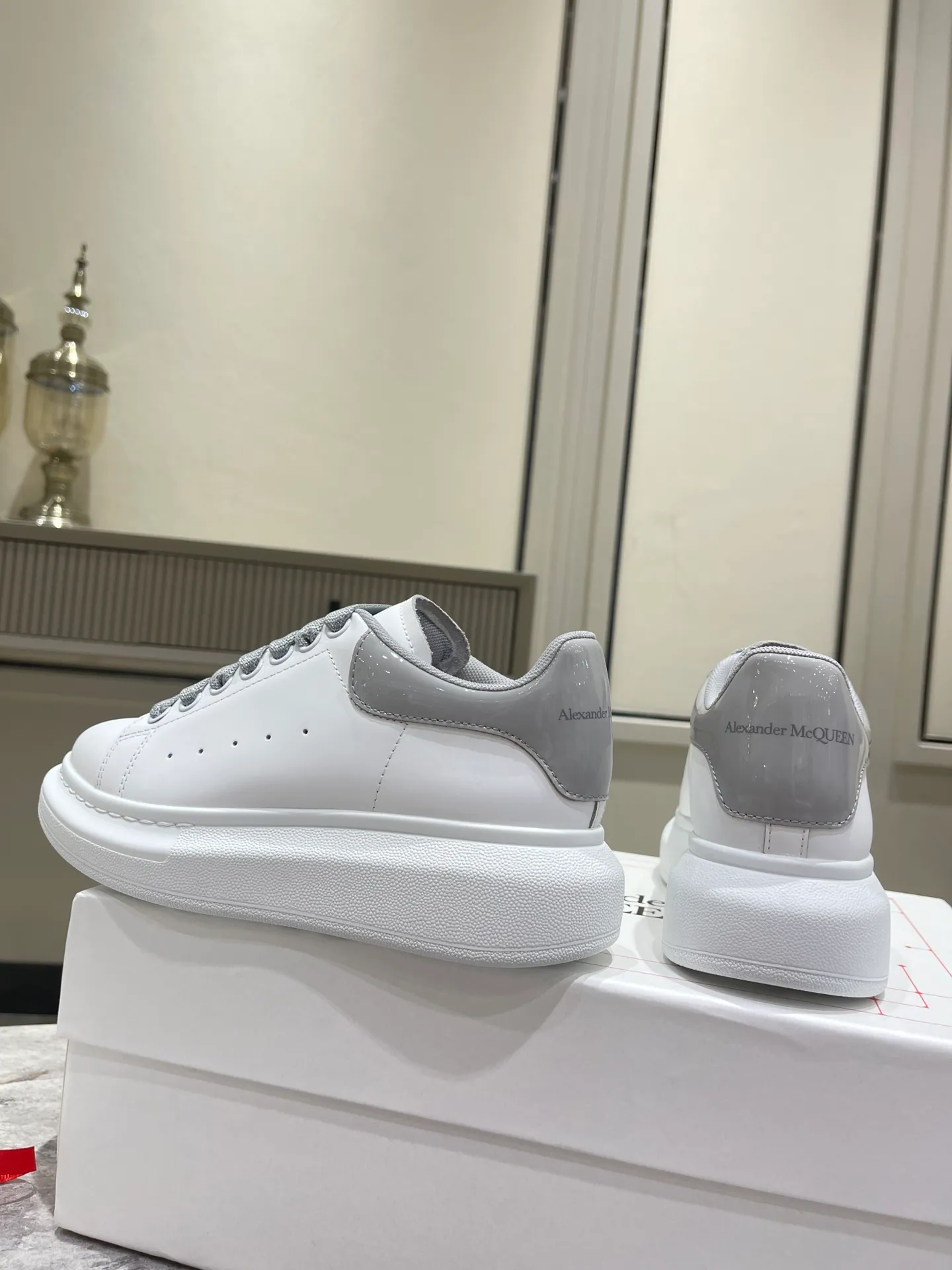 👟👟Ex-factory price 480👟👟 𝘼𝙡𝙚𝙭𝙖𝙣𝙙𝙚𝙧 𝙈𝙘𝙌𝙪𝙚𝙚𝙣 (High-end quality colors will be added one after another) ) 💛💚McQueen couple thick-soled series of white shoes 🔸Upper: top-layer waxed silk cowhide (EU 3A standard) 🔸Inner: water-dyed sheepskin 🔸Outsole: T👟👟Ex-factory price U vacuum original matte bottom Absolutely high version High cost performance Welcome to compare ✔ ❥Female size 35---40 ❥Male size 39---44 "Special size 34.45 can be customized without refund or exchange"